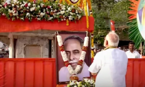 அண்ணா சிலைக்கு மாலை